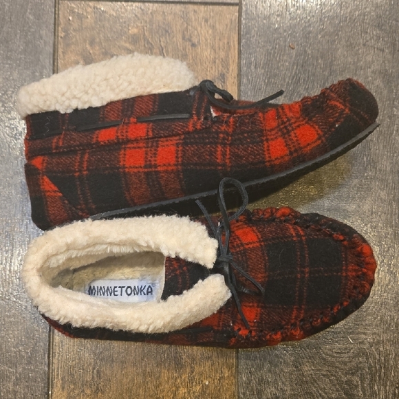 Minnetonka Red and Black Loafers with Plush Lining - Picture 1 of 7